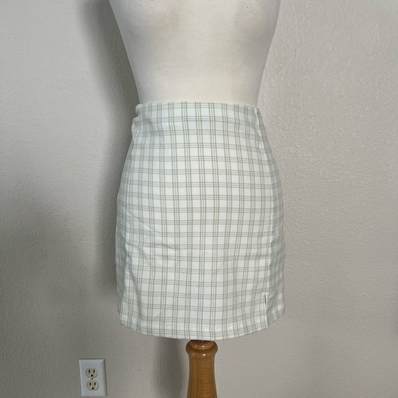 Brandy Melville Cara Skirt - Picture 2 of 5